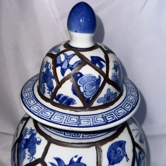 Chinese Blue and White Lidded Jar Hand Painted with Floral and Leaf - Picture 7 of 11